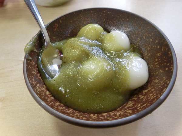 老舗の和菓子を食べる。