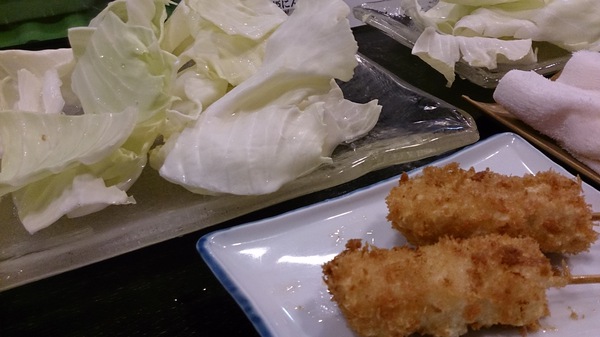 今夜はヒゲ専務のお店「串よし」へ