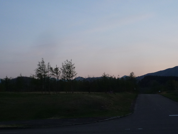 北の夕暮れを歩く。