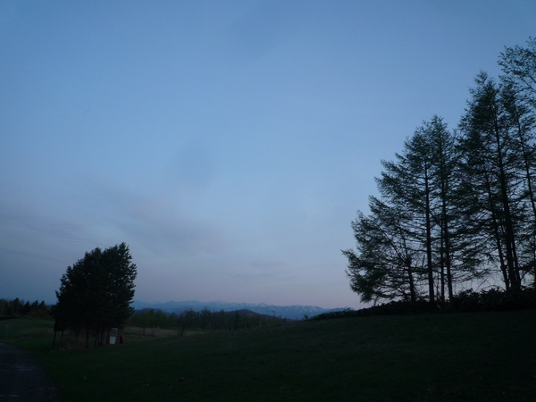 北の夕暮れを歩く。