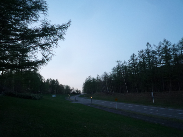 北の夕暮れを歩く。