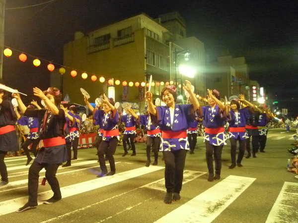 長寿大学生、本場阿波踊りを踊りぬける。