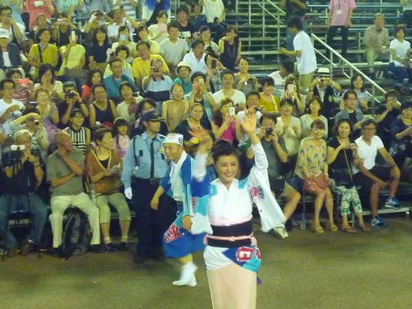藤原紀香さんが阿波おどりを踊る