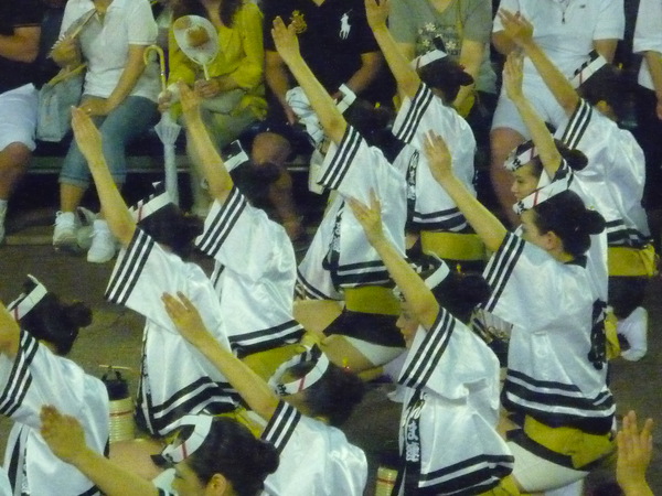 長寿大学生、本場阿波踊りを踊りぬける。