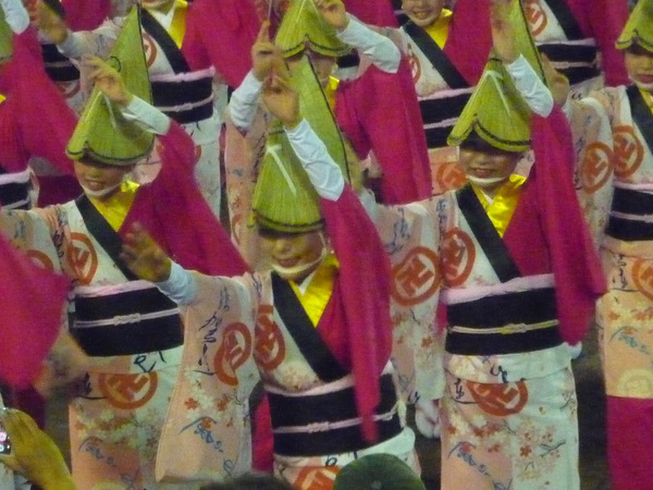 長寿大学生、本場阿波踊りを踊りぬける。