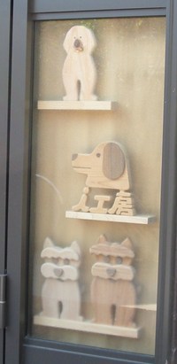 玄関の戸に展示スペース