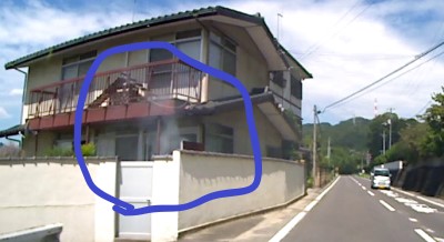 ●凸(ﾟ皿ﾟﾒ) ｳﾗｧｧｱｱ!!　住宅真横で大ばい煙