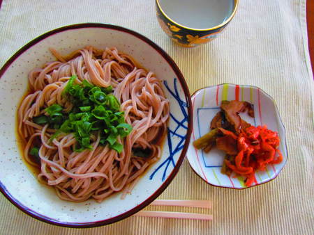 昼そば　　　そばつゆ付　　　漬物　　　　飛騨(岐阜県の)みやげ　　
