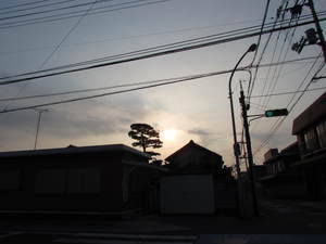 朝日が出たがはっきりしない空　さぬき市長尾地区