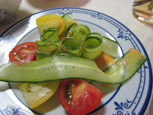 キュウリをたくさん食べています　　自宅にて