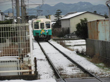私鉄沿線　昨日　雪の学園駅（琴電　長尾線）
