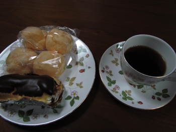 コーヒー　一日に3回目です　頂き物のシュークリームです