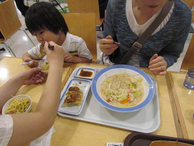 昼ご飯　広島焼き　ラーメンほか　　外食