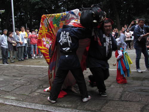 獅子の演者が交替中・・鰐川神社　三木町上高岡　　