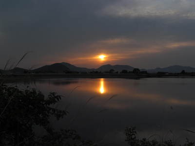 朝日に出会って　　さぬき市石田　東王田池（ひがしおおだいけ）