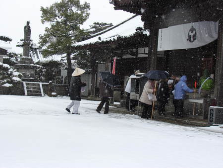 雪中の善男善女のお遍路参り　　　87番　長尾寺　　　