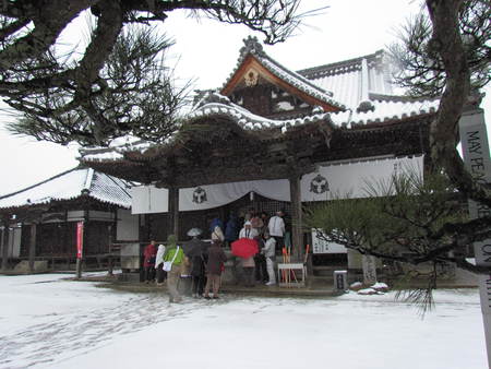 雪中の善男善女のお遍路参り　　　87番　長尾寺　　　