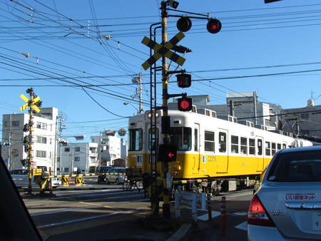 高松市内の　踏切　黄色い電車は琴電の本線