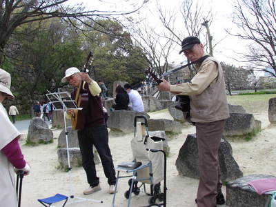 楽しい芸を披露　　サクラの木の下で　　大阪城公園