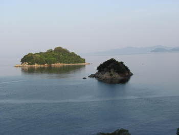 津田湾の島　湾岸をドライブ　　さぬき市にて