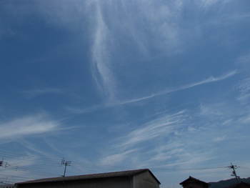お昼の雲　今日の空は安心です