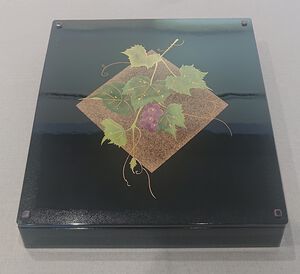 辻孝史「籃胎葡萄文オセロ盤」１