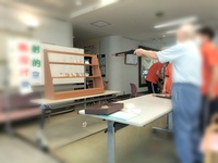 手作り射的を楽しんでます