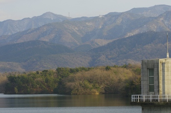 雪解けの大川山と満濃池取水塔