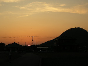 彼岸花と夕日　～しらやま～ゆうやけ～三日月