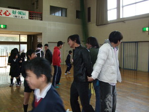 今度は外国人も混じって・・・・。子どもたちの作戦を真似して・・・・・