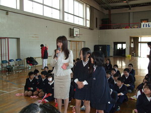 開会挨拶をする児童代表と通訳中の中国人女性