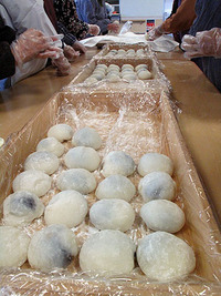 餅を搗く