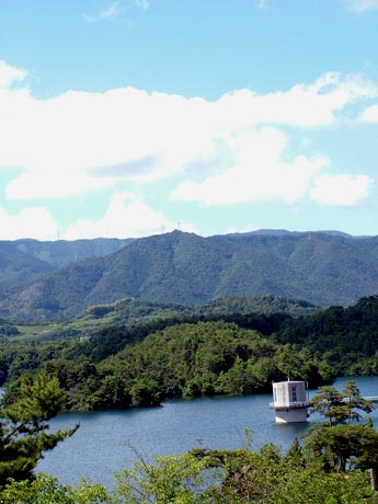”　水青し　”
