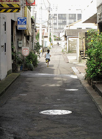 　路地　梅雨晴れ間
