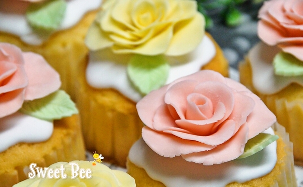 Sweet Bee 香川県 高松市 アイシングクッキー ケーキポップス カップケーキ フラワーケーキ スイーツデコレーション教室 販売 バラの カップケーキ