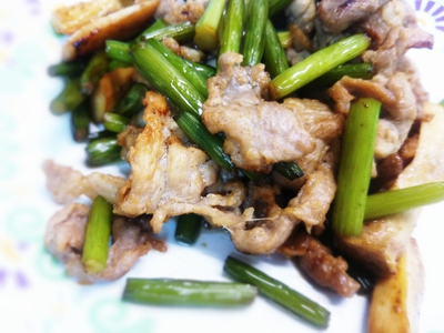 豚肉とにんにくの芽の炒めもの