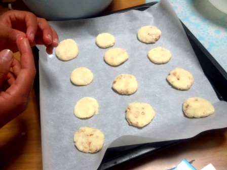 ホワイトソルガムのお菓子ミックス粉でクッキー作り。形が出来ました。