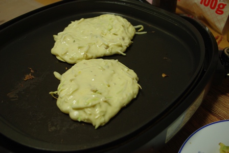 まるちミックス粉でお好み焼き。焼いているところ