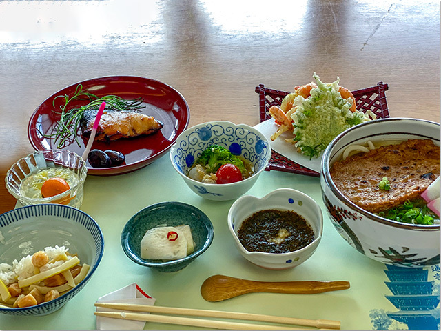 宿坊いろは会館で食べる宮川のうどん