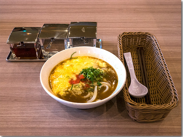 たまごカレーうどん　カレタマ　こだわり麺や