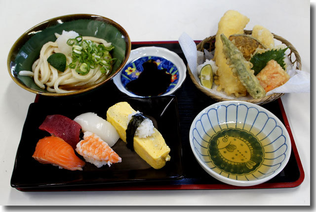 二種類のかき揚げが乗ったうどん