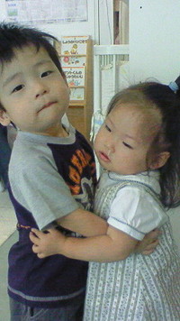 抱き合う二人