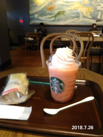 スタバでピンクのデザート@ピンクフルーツフラペチーノ