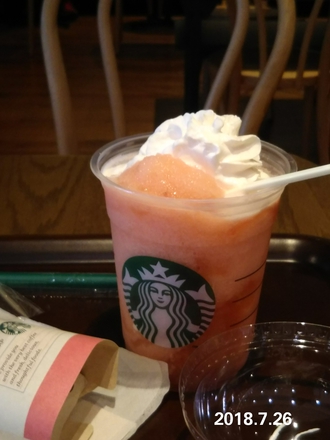 スタバでピンクのデザート@ピンクフルーツフラペチーノ