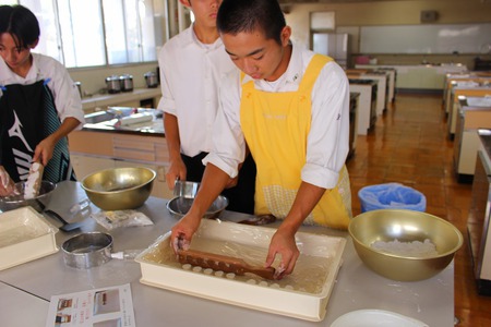 高松東高等学校で生徒と一緒に和三盆作り