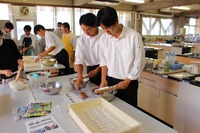 高松東高等学校で生徒と一緒に和三盆作り