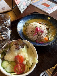 一棟貸しの宿「鍬と本」（瀬戸内カレー＋PULPI）