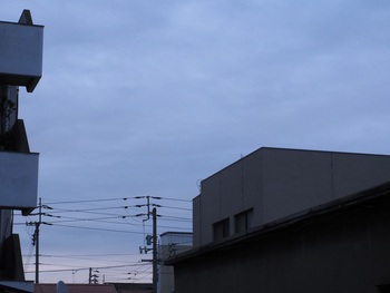 どんより曇り空の朝