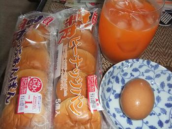 お昼は、パン食で