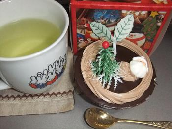 オヤツはケーキ